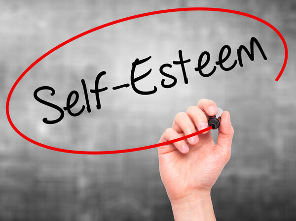 Человек пишет селфи-эстим с черным маркером на экране
.