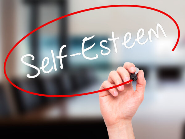 Человек пишет селфи-эстим с черным маркером на экране
.