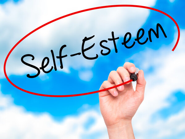 Человек пишет селфи-эстим с черным маркером на экране
.