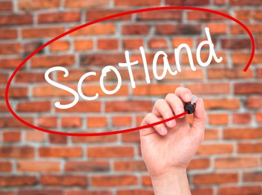 Adam el İskoçya ile siyah kalemi görsel ekranda yazma..