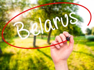 Adam el Beyaz Rusya ile siyah kalemi görsel ekranda yazma..