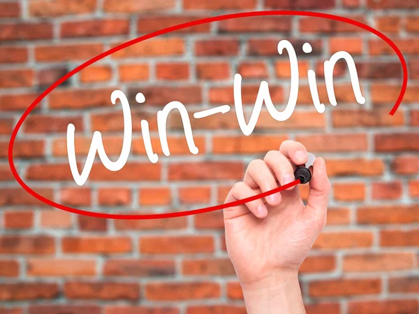 Man Hand schrijven Win-Win met zwarte marker op visuele scherm. — Stockfoto