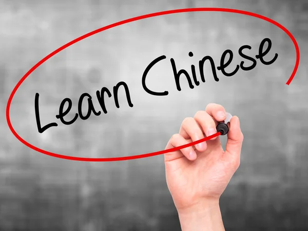 Man Hand skriver lär dig kinesiska med svart markering på visuella skrika — Stockfoto