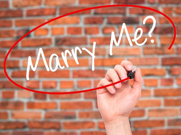 Man Hand writing Marry Me? with black marker on visual screen. — Stock Photo, Image