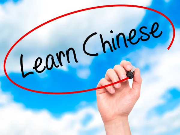 Mann handschriftlich Chinesisch lernen mit schwarzem Filzstift auf visuellem Geröll — Stockfoto