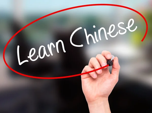 Mann handschriftlich Chinesisch lernen mit schwarzem Filzstift auf visuellem Geröll — Stockfoto