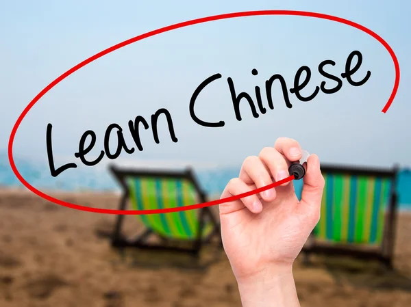 Mann handschriftlich Chinesisch lernen mit schwarzem Filzstift auf visuellem Geröll — Stockfoto