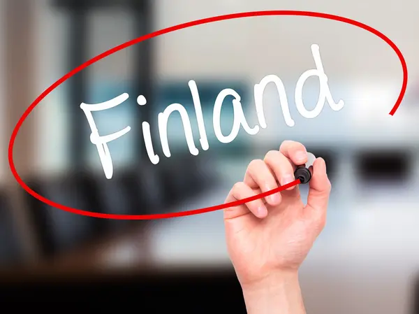 Man Hand menulis Finlandia dengan penanda hitam pada layar visual . — Stok Foto