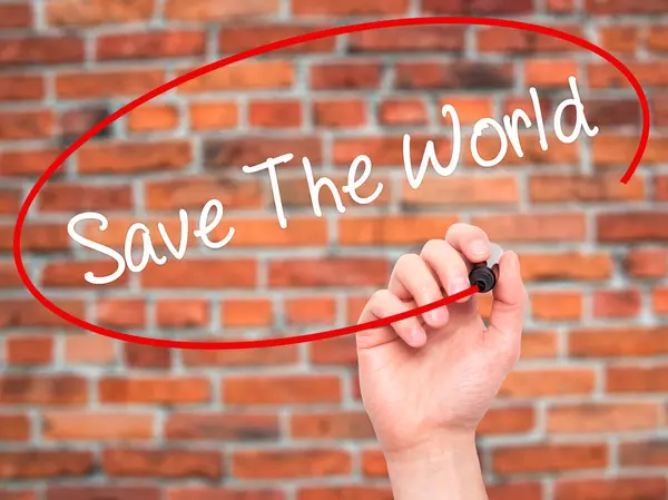 Homme écriture à la main Save The World avec marqueur noir sur scre visuel — Photo
