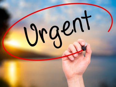 Adam el acil siyah kalemi ile görsel ekranda yazma..