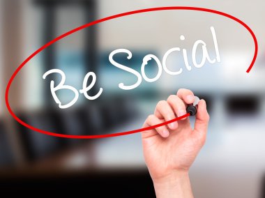 Adam el olması sosyal siyah kalemi ile görsel ekranda yazma.