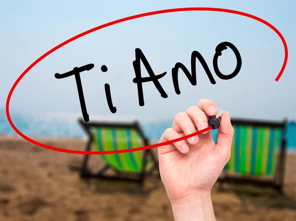 Mão de homem, escrevendo Ti Amo (I Love você em Italiano) com marke preto — Fotografia de Stock
