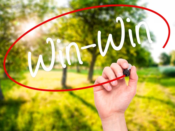 Mann Hand schriftlich Win-Win mit schwarzem Marker auf dem Bildschirm. — Stockfoto