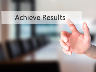 Sonuç Elde - Bulanık arka plan daki düğmeye el basarak c