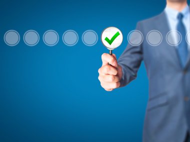 Sanal ekranda cam onay işareti büyüteçişadamı.