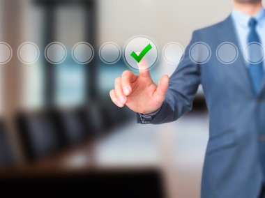 Sanal ekranda işadamı onay işareti. Denetim listesinde parmakla 