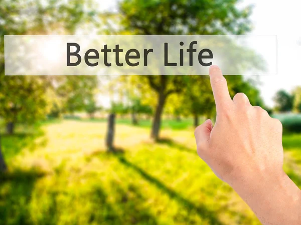 .Bättre liv-hand trycka på en knapp på suddig bakgrund con — Stockfoto