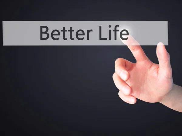 Better Life - Mão pressionando um botão no fundo borrado conce — Fotografia de Stock
