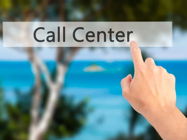 Call Center - Mão pressionando um botão no fundo borrado conce — Fotografia de Stock