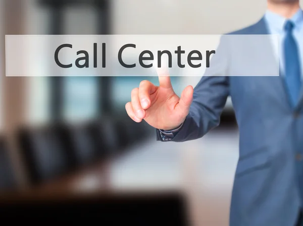 Call Center - Empresário mão pressionando botão na tela de toque i — Fotografia de Stock