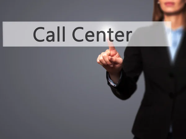 Call Center - Empresária mão pressionando botão na tela sensível ao toque — Fotografia de Stock