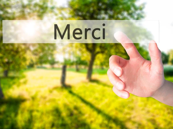 Merci - Hand trycka på en knapp på suddig bakgrund koncept — Stockfoto