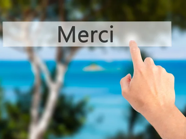 Merci - Hand drückt eine Taste auf verschwommenes Hintergrundkonzept — Stockfoto