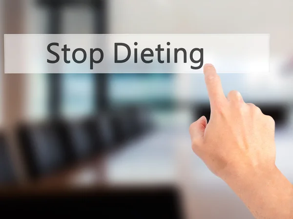 Dieting - Hand indrukken van een knop op de onscherpe achtergrond conc stoppen — Stockfoto