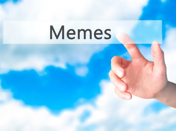 Memes - χέρι πιέζοντας ένα κουμπί στην θολή φόντο έννοια — Φωτογραφία Αρχείου