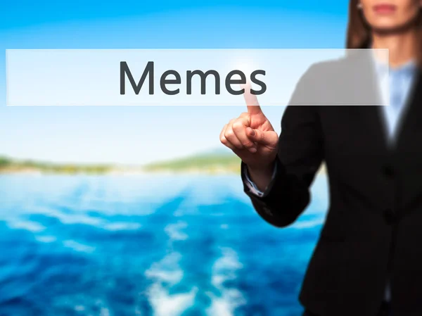 Memes - натискання кнопки руки бізнес-леді на сенсорному екрані — стокове фото