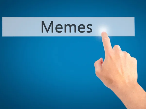 Memes - arka plan bulanık kavramı üzerinde bir düğmeye basarak el — Stok fotoğraf