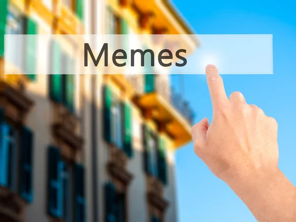 Memes - Hand indrukken van een knop op onscherpe achtergrond concept op — Stockfoto