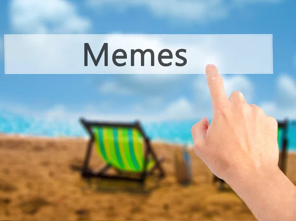 Memer - Hand trycka på en knapp på suddig bakgrund koncept — Stockfoto