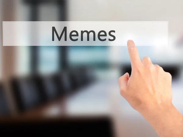 Memer - Hand trycka på en knapp på suddig bakgrund koncept — Stockfoto