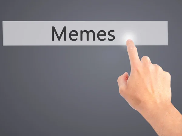 Memes - Hand indrukken van een knop op onscherpe achtergrond concept op — Stockfoto