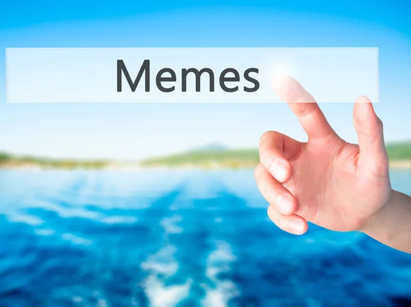 Memes - Handdrücken auf einen Knopf bei verschwommenem Hintergrundkonzept — Stockfoto