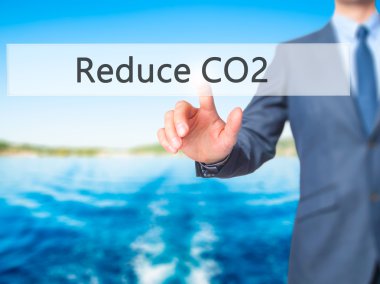 CO2 - dokunmatik ekran butonuna işadamı el basarak azaltmak