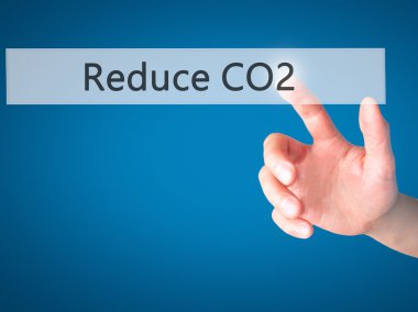 CO2 - arka plan bulanık concep üzerinde bir düğmeye basarak el azaltmak