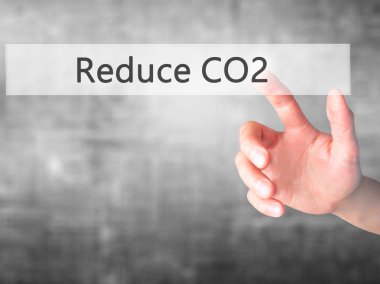 CO2 - arka plan bulanık concep üzerinde bir düğmeye basarak el azaltmak