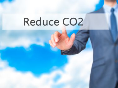 CO2 - dokunmatik ekran butonuna işadamı el basarak azaltmak