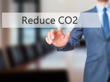 CO2 - dokunmatik ekran butonuna işadamı el basarak azaltmak