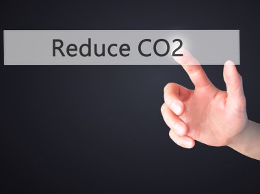 CO2 - arka plan bulanık concep üzerinde bir düğmeye basarak el azaltmak