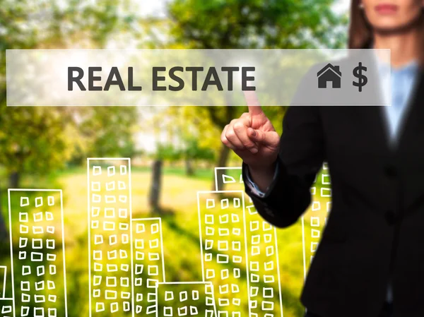 Immobilienmakler drückt Taste auf virtuellem Bildschirm. — Stockfoto