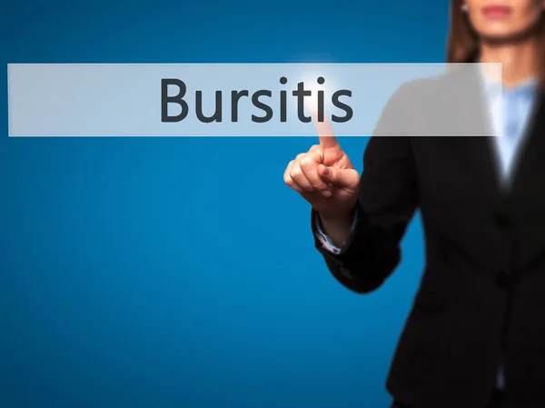 Bursitis - Empresaria pulsar el botón de mano en la pantalla táctil en — Foto de Stock