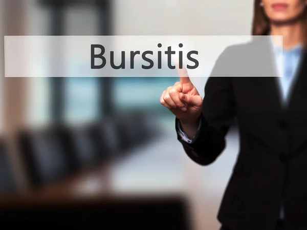 Bursitis - Empresaria pulsar el botón de mano en la pantalla táctil en — Foto de Stock