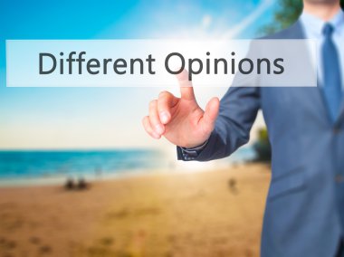 Farklı Görüşler - İşadamı el touch s düğmesine basarak