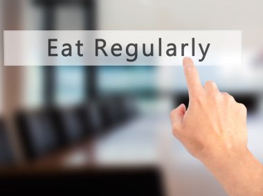 Düzenli olarak - arka plan bulanık con üzerinde bir düğmeye basarak el yemek