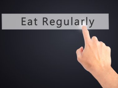 Düzenli olarak - arka plan bulanık con üzerinde bir düğmeye basarak el yemek