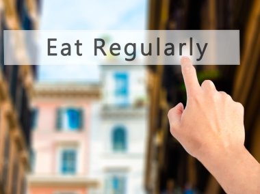 Düzenli olarak - arka plan bulanık con üzerinde bir düğmeye basarak el yemek