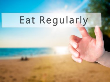 Düzenli olarak - arka plan bulanık con üzerinde bir düğmeye basarak el yemek